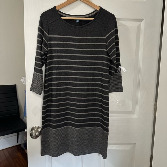 Black and White Sheath Dress with Crew Neck - Picture 3 of 4